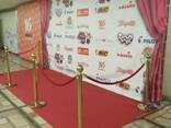 Аренда красной дорожки с ограждением, дорожка на выпускной - фото 2