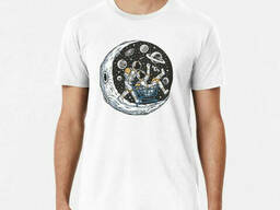 Белая мужская футболка с принтом. два космонавта на луне