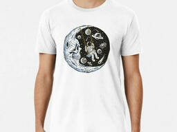 Белая мужская футболка с принтом. космонавт на луне