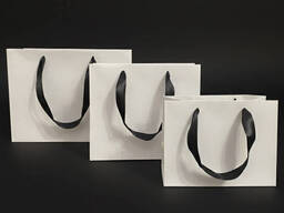 Белый Подарочный пакет с черными Атласными лентами 300*227*120 мм