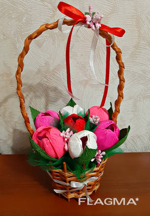 Корзина с цветами и рафаэлло для мамы доставка в Красноярске | ФлоРум24