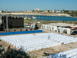 Белые чехлы на стулья