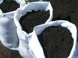 Чернозём плодородный в мешках.