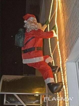 Санта Клаус и Дед мороз ползущие по лестнице