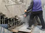 Демонтаж штукатурки стяжки сантехкабины фундамента бетона отмостки плитки - фото 1