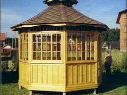 Деревянная восьмигранная беседка во дворе с песочницей