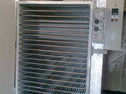 Дві інфрачервоні сушильні камери з візками для сушіння продуктів.