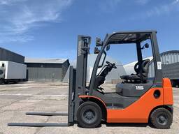 Дизельний навантажувач Toyota, з бiчним зсувом. Модель: 02-8FD15