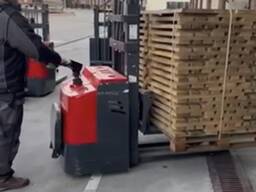 Электрический штабеллер . Електроштабеллер