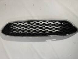 F1EZ-8200-B - Решетка радиатора на Ford Focus USA 3 поколение [рестайлинг]