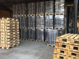 Fuel briquettes from oak; firewood from oak