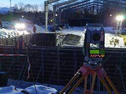 Геодезист. Тахеометр. Винос осей споруд та відміток. Розбивка точок. Геодезичний супровід