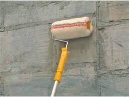 Грунтовка поверхности стен