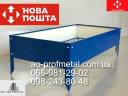 Грядка металлическая синего цвета.