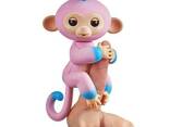Интерактивная игрушка WowWee Fingerlings Interactive Baby Monkey Puppet розовая - фото 2