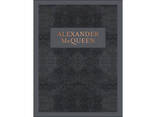 Книги об известных дизайнерах Alexander McQueen. Claire Wilcox Мода и стиль в фотографии - фото 3