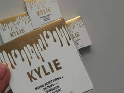 Компактна пудра Kylie Jenner Marine Bright Formula Powder SPF 25/PA +++ 02