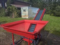 Конвеєр похилий оснащений бункером