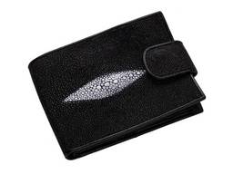 Кошелек из кожи морского ската с хлястиком черный. ..