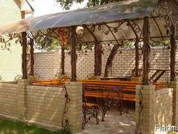 Кованые беседки, лавочки, мостики.