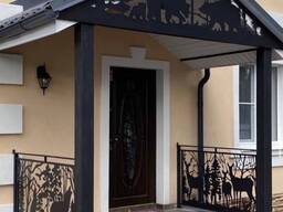 Козырек над входной дверью в дом