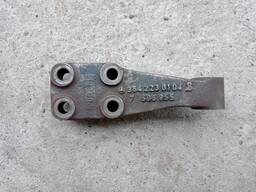 Кронштейн - лапа мерседес ом 364. ( 3642230104. )