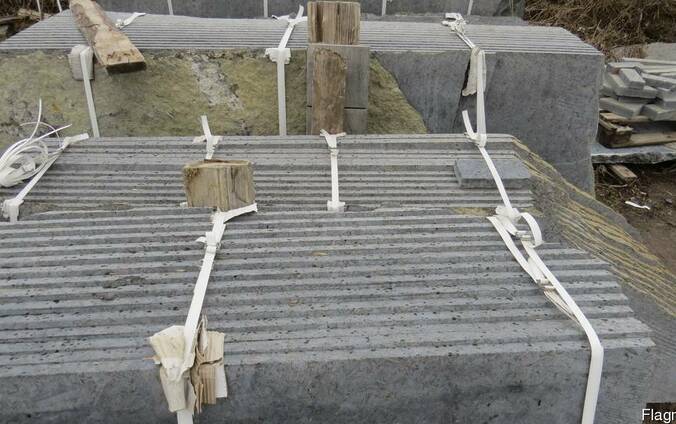 Лабродарит в слябах.