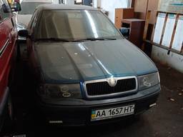 Легкові автомобілі у різному технічному стані. (Шкода, тойота, опель)