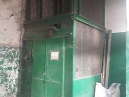 Ліфт вантажопідйомний