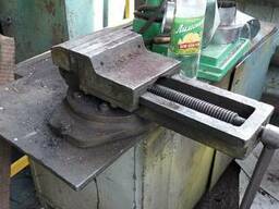 Люнеты, тиски станочные, поворотные столы, делительн головки