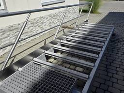 Промислові металеві сходи з поручнями