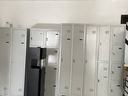 Металлический шкаф для раздевалок , гардеробных с полочками