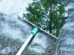 Моем окна в домах и квартирах! Недорого и качественно.