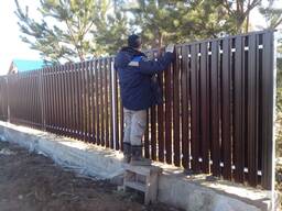 Монтаж забора из штакетника