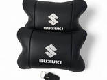 Набор кожаных подушек Suzuki с вышивкой логотипа + брелок в подарок для авто - фото 1