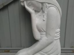 Надгробный памятник Скорбящая