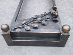 Надгробок, хрести, оградкі, лавочки, столи.