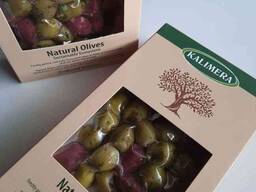 Натуральні оливки та маслини вакумній упаковці.
