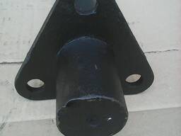 Ось СЗГ 00.671-01-01 в сборе с косынкой под крепление болтами опорного колеса сеялки СЗ-3