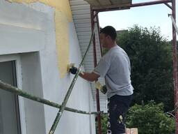 Оздоблення фасаду декоративною штукатуркою "баранець"