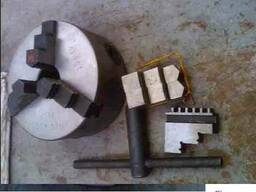 Патрон токарный, тиски станичные. Продам Станочную ос