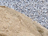 Перевозка песка, щебня и других сыпучих материалов - фото 1