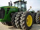 Перевозка трактора John Deere Джон Дир со спаркой на трале. Заказать трал для перевозки - фото 1