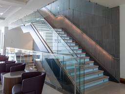 Перила, ограждения из нержавейки для лестницы со стеклом и LED-подсветкой поручней в Киеве