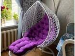 Плетене підвісне крісло кокон зі штучного ротанга з підставкою для ніг - фото 1