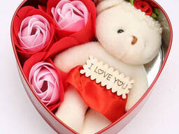 Подарочный набор Коробка в форме сердца с мыльным цветком с 3 розами 1 мишка В. ..