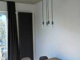 Подвесные светильники в стиле лофт смотрятся лучше всего.