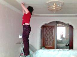 Поклейка обоев в комнате