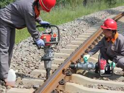 Портативний акумуляторний рейковий ударний гайковерт для обслуговування залізничних колій