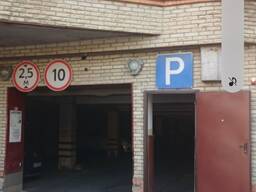 Продається паркомісце вул. Євгена Коновальця 32б